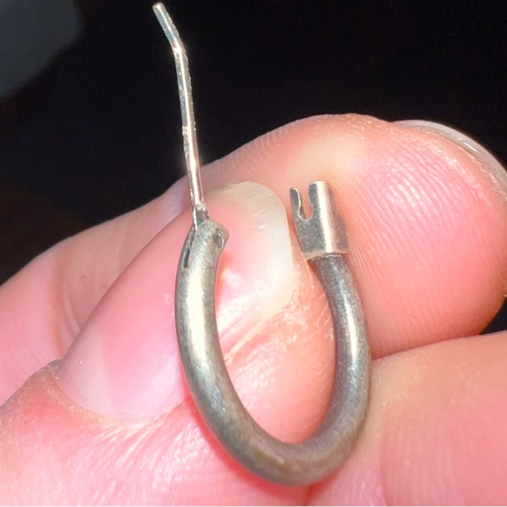 ⭐️Vintage Small Silver Metal Hoop Earrings - Picture 12 of 12